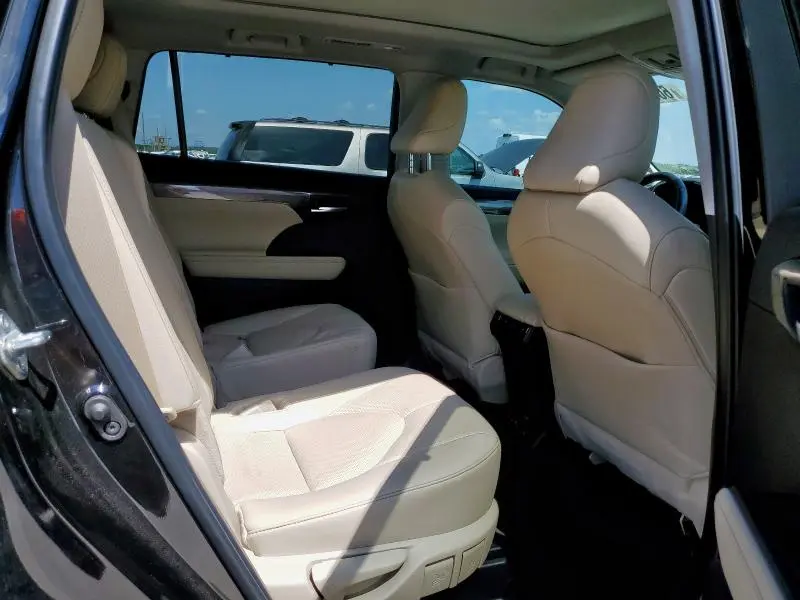 2024 TOYOTA HIGHLANDER LE  