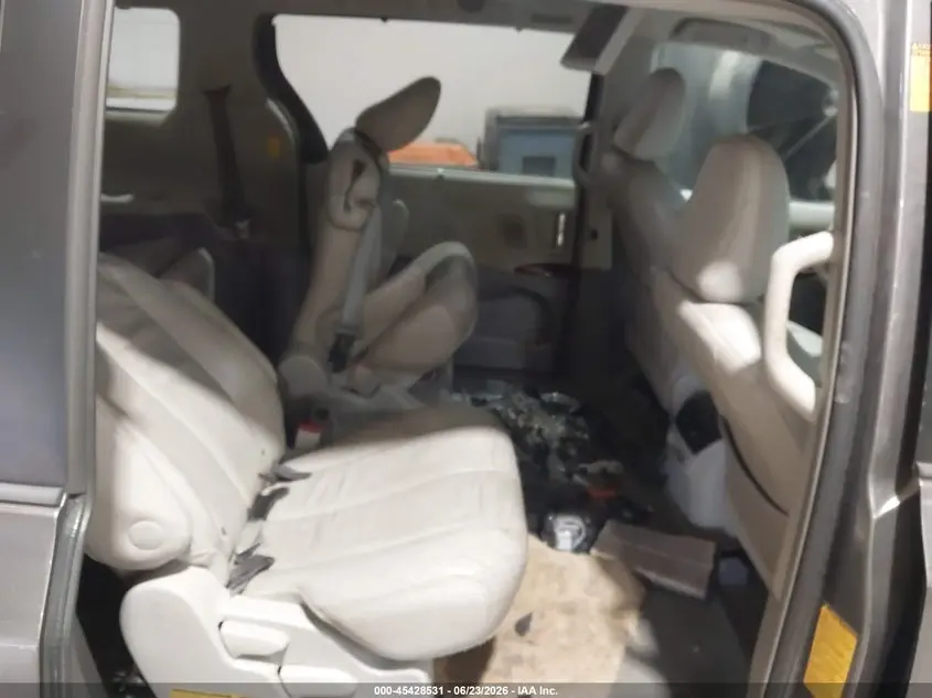 2014 TOYOTA SIENNA XLE V6 8 PASSENGER