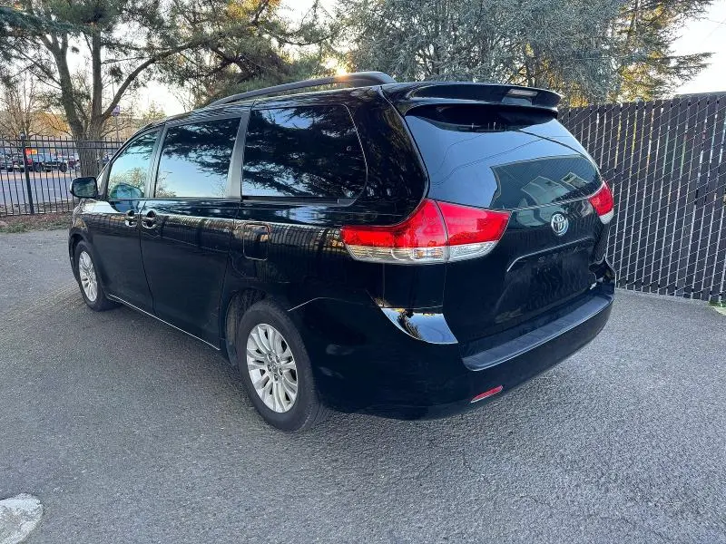 2014 TOYOTA SIENNA XLE 8-PASSENGER  