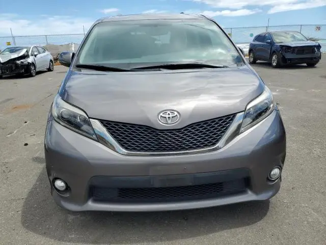 2017 TOYOTA SIENNA SE  