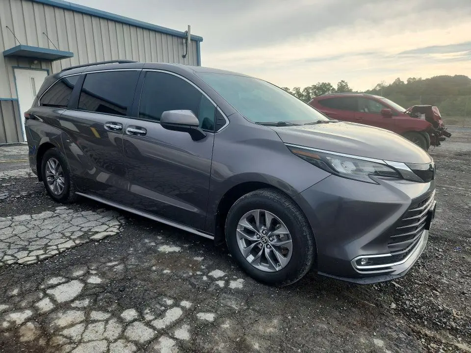2024 TOYOTA SIENNA XLE  
