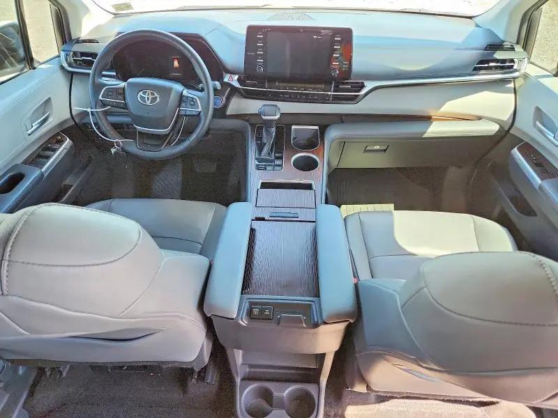 2021 TOYOTA SIENNA XLE  