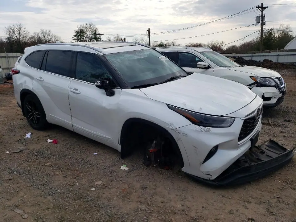2022 TOYOTA HIGHLANDER XLE  