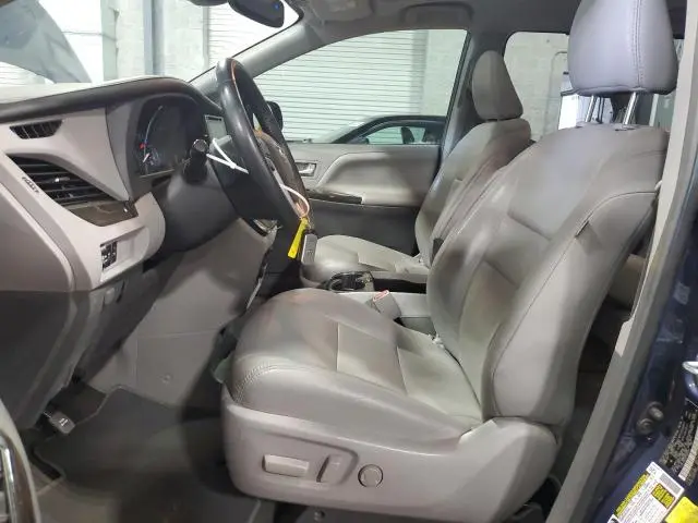 2018 TOYOTA SIENNA XLE  