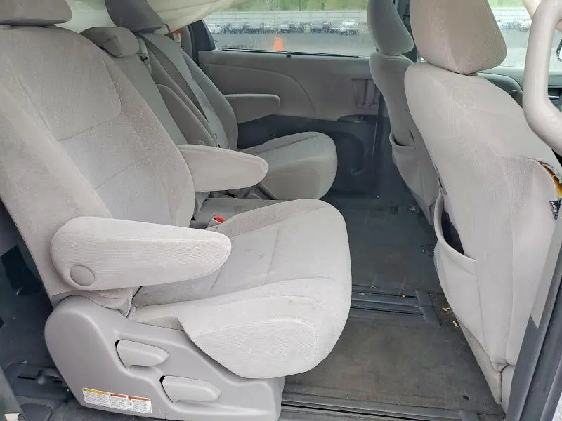 2015 TOYOTA SIENNA LE  