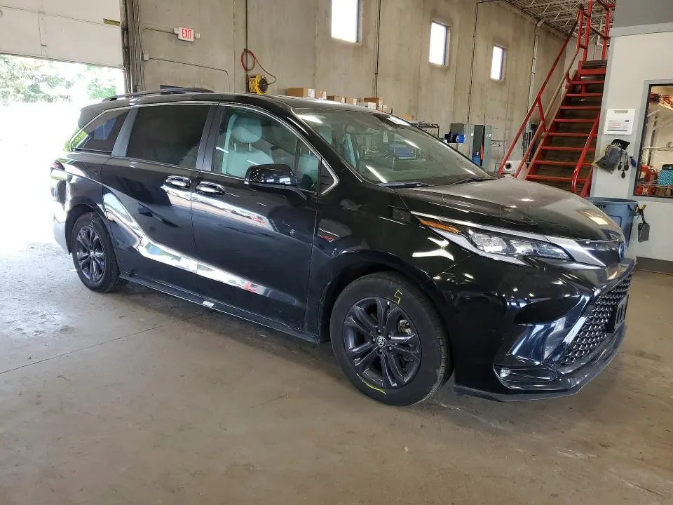 2024 TOYOTA SIENNA XSE  