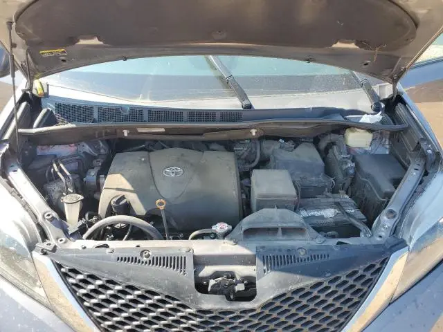 2017 TOYOTA SIENNA SE  