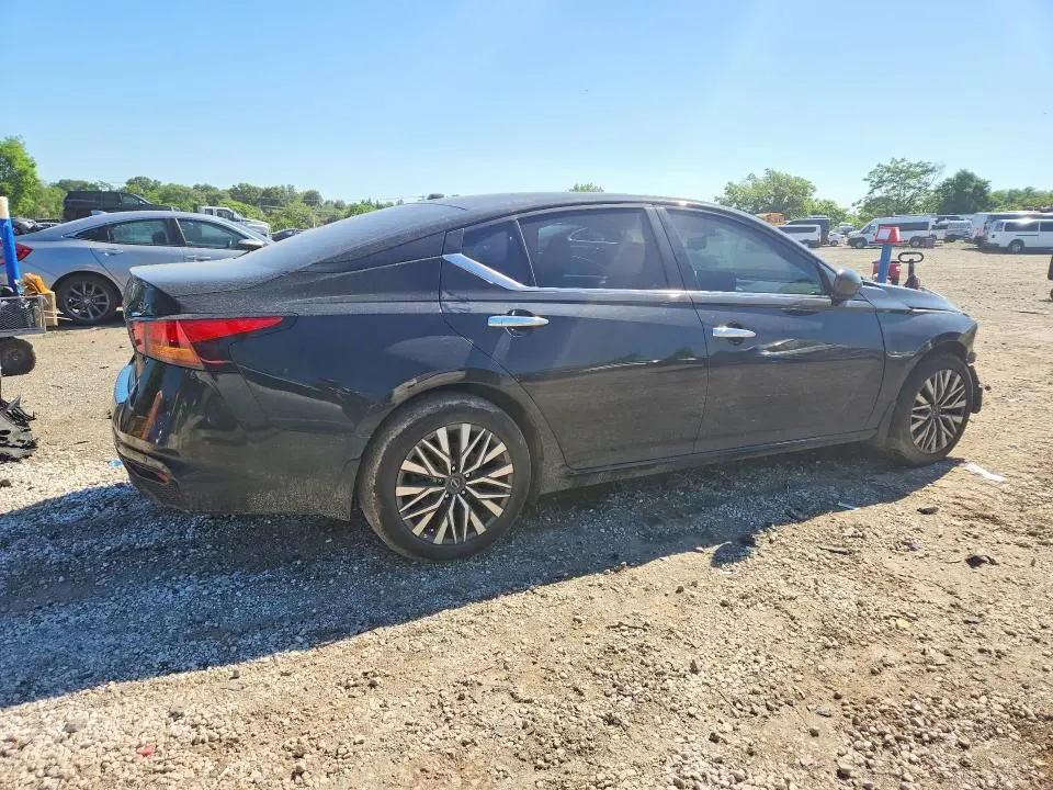 2023 NISSAN ALTIMA SV  