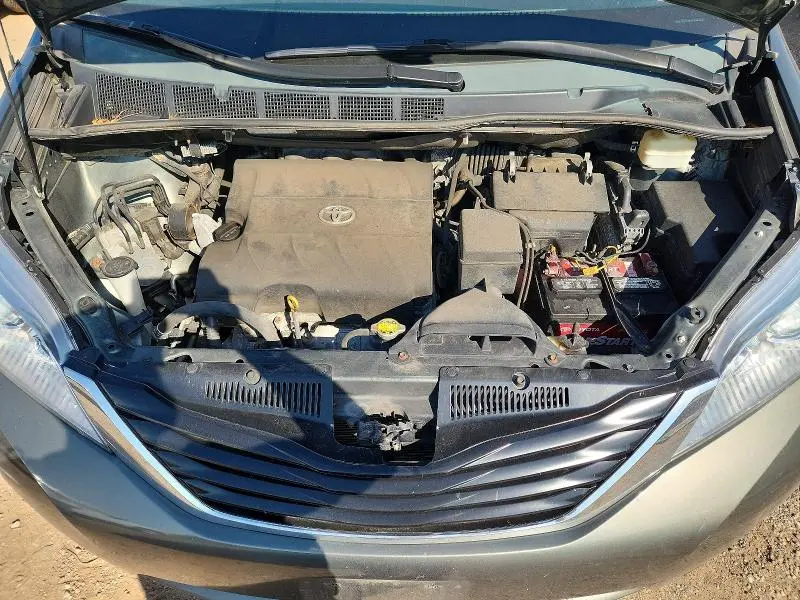 2014 TOYOTA SIENNA LE  