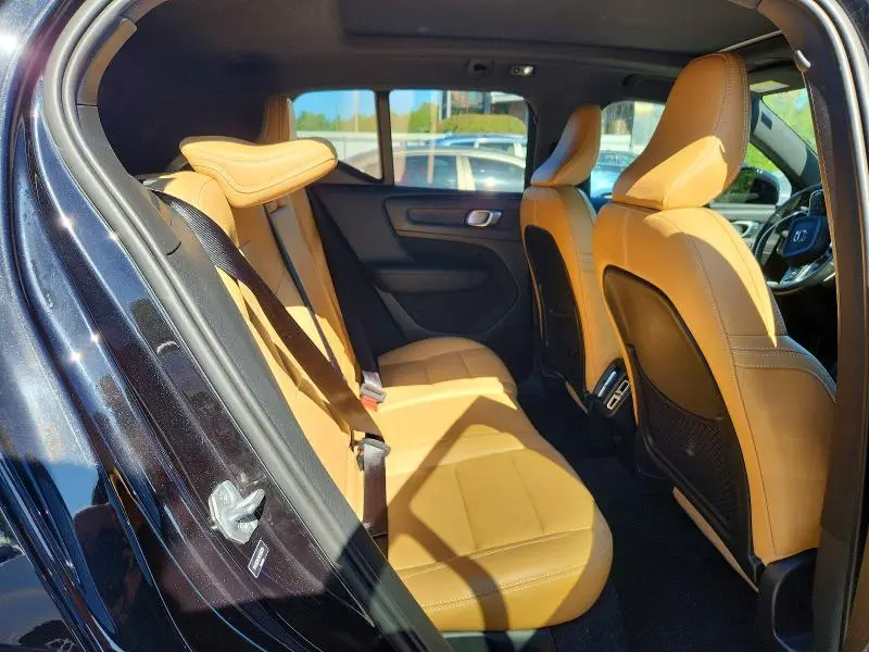 2019 VOLVO XC40 T5 MOMENTUM  