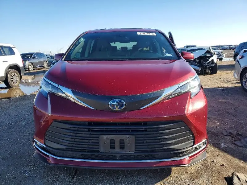 2021 TOYOTA SIENNA XLE  
