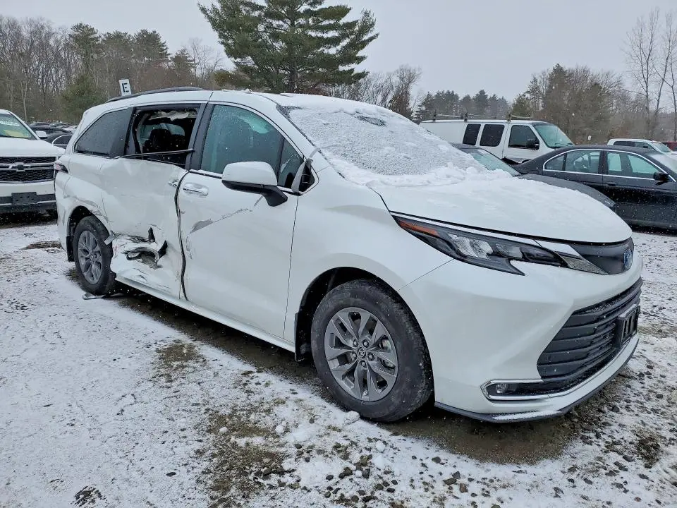 2024 TOYOTA SIENNA XLE 7-PASSENGER  
