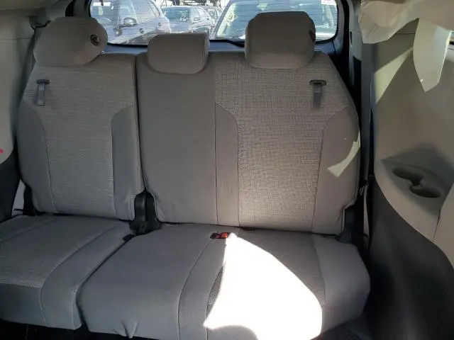 2022 TOYOTA SIENNA LE  