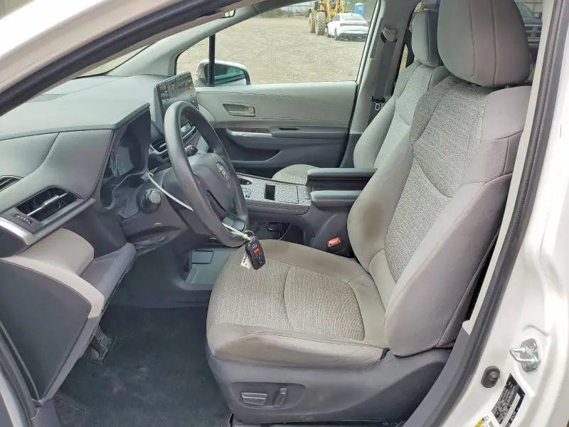 2022 TOYOTA SIENNA LE  