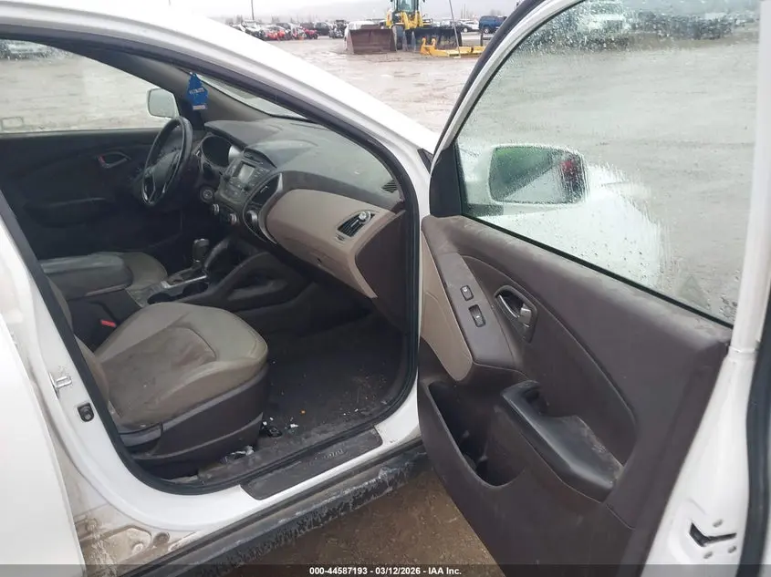 2015 HYUNDAI TUCSON SE