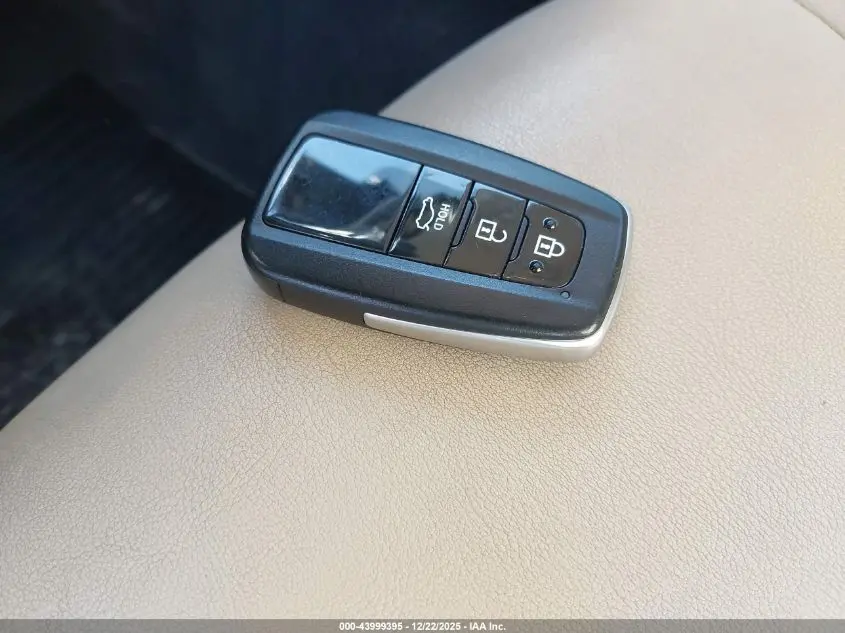 2020 TOYOTA PRIUS XLE