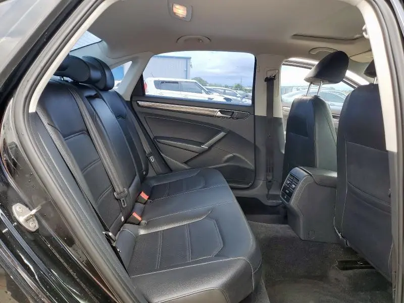 2016 VOLKSWAGEN PASSAT SE  
