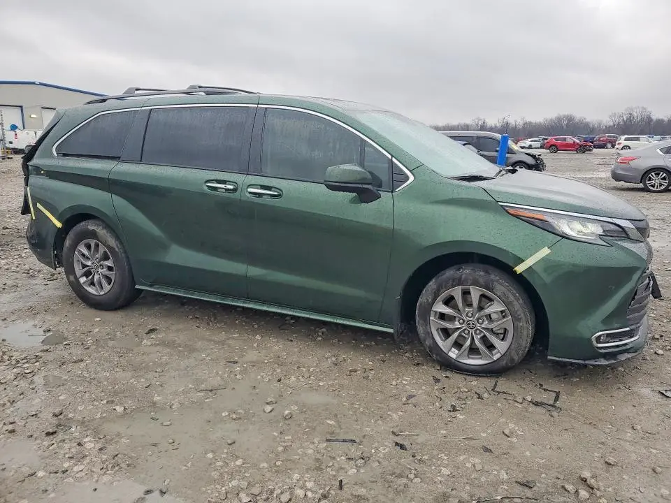 2022 TOYOTA SIENNA XLE 8-PASSENGER  