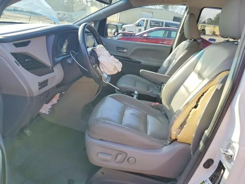 2017 TOYOTA SIENNA XLE  