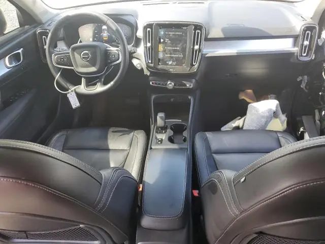 2022 VOLVO XC40 T4 MOMENTUM  