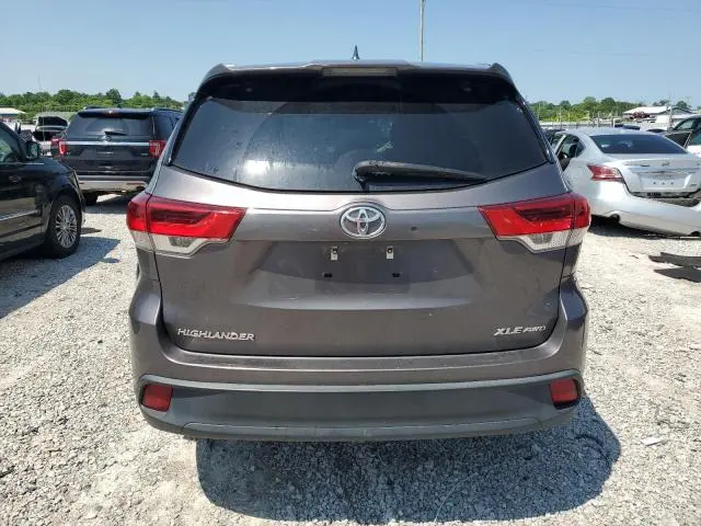2019 TOYOTA HIGHLANDER SE  