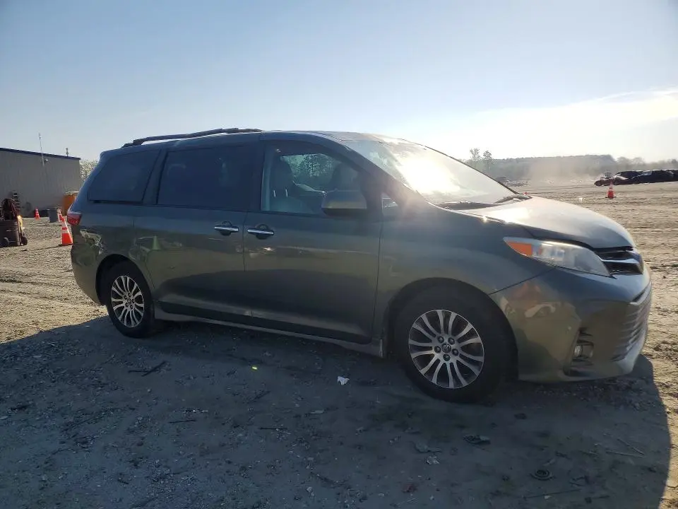 2018 TOYOTA SIENNA   