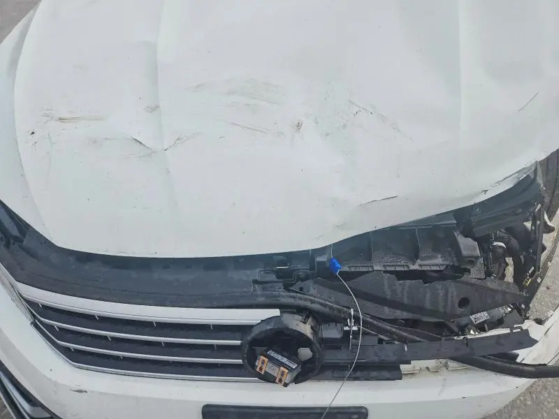 2016 VOLKSWAGEN PASSAT SE  