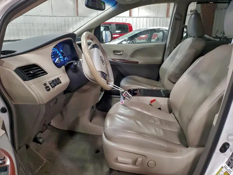 2013 TOYOTA SIENNA XLE  