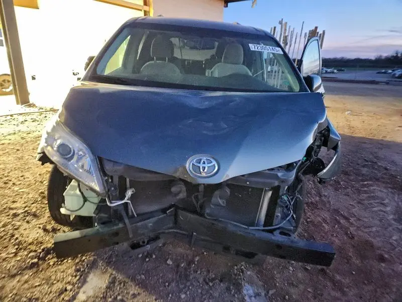 2014 TOYOTA SIENNA LE  