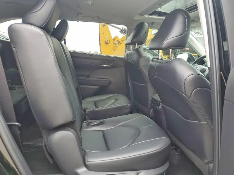 2024 TOYOTA HIGHLANDER XLE  