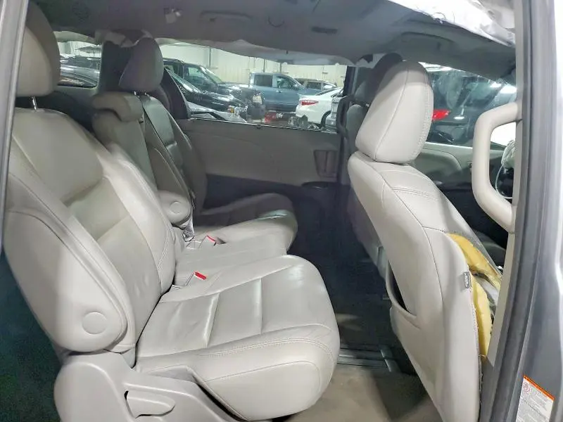 2016 TOYOTA SIENNA XLE PREMIUM 8-PASSENGER  
