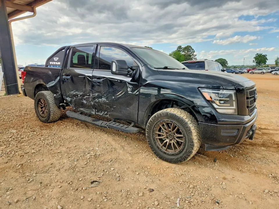 2024 NISSAN TITAN SV  