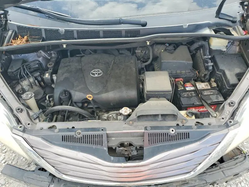 2017 TOYOTA SIENNA LE  