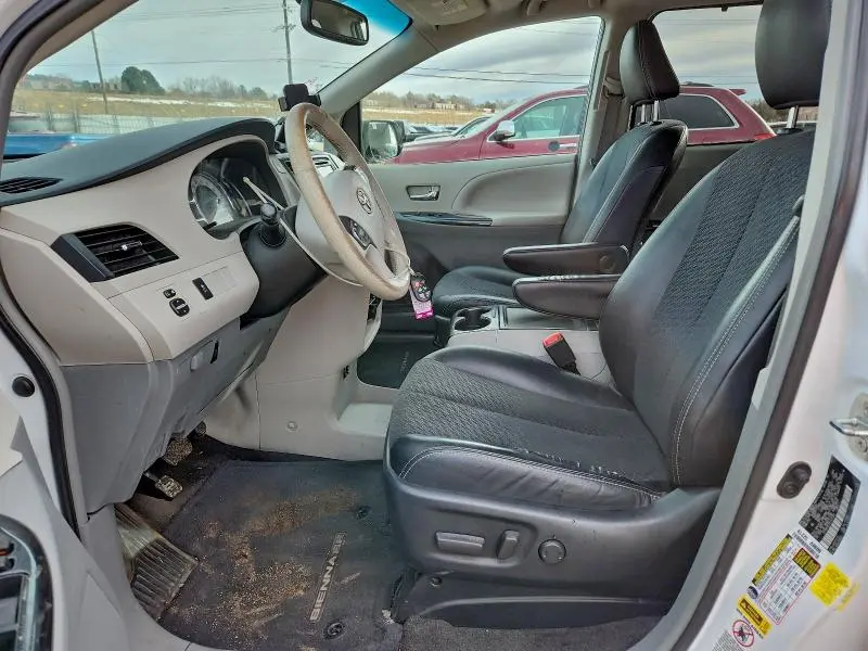 2014 TOYOTA SIENNA SE 8-PASSENGER  