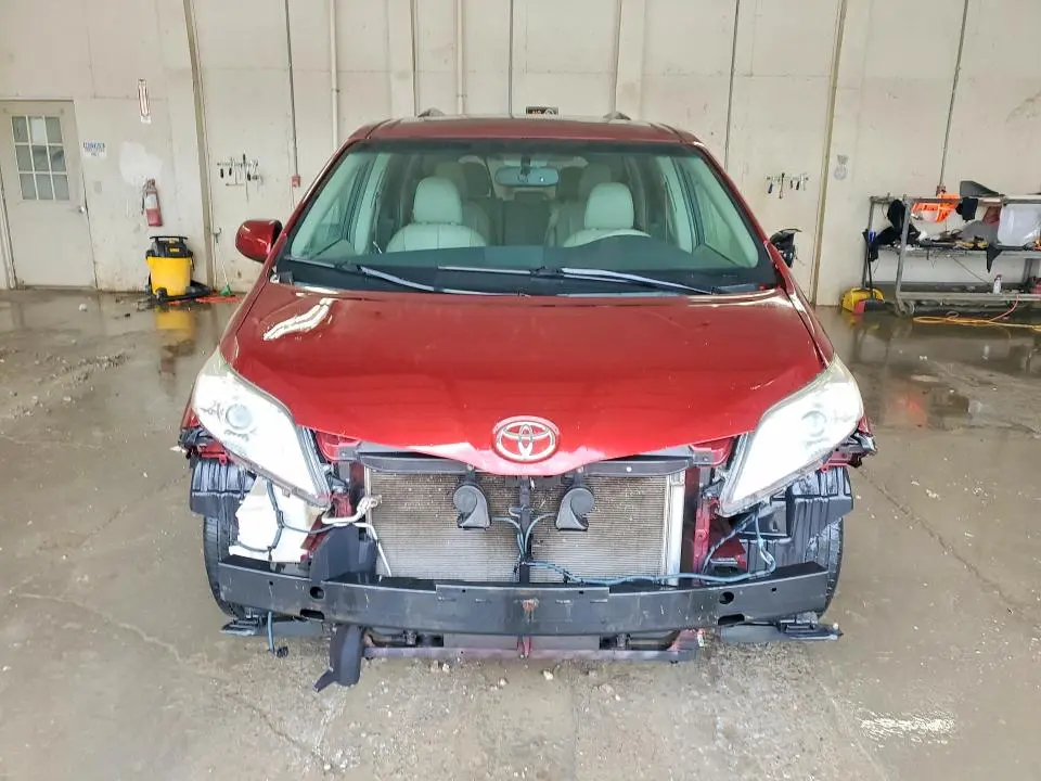 2014 TOYOTA SIENNA XLE 8-PASSENGER  