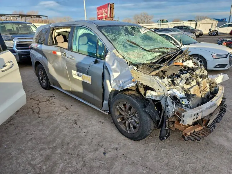 2024 TOYOTA SIENNA LE 8-PASSENGER  