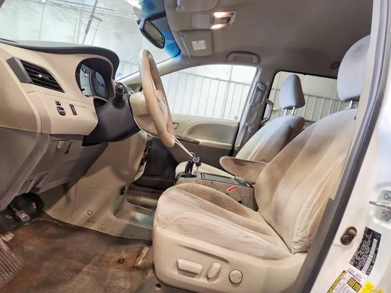 2014 TOYOTA SIENNA LE 8-PASSENGER  