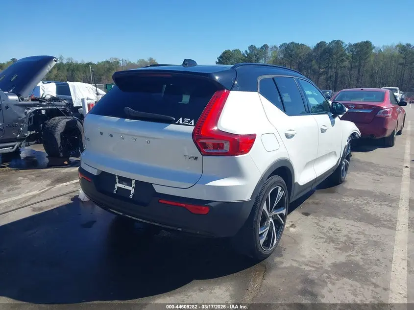 2022 VOLVO XC40 T5 R-DESIGN