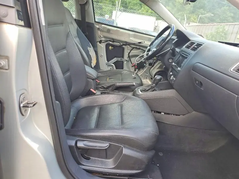 2011 VOLKSWAGEN JETTA SE  