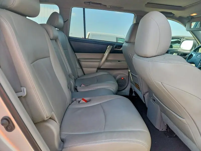 2011 TOYOTA HIGHLANDER SE  
