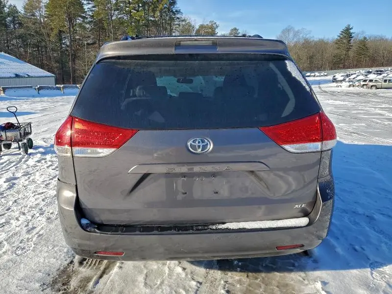 2013 TOYOTA SIENNA XLE  