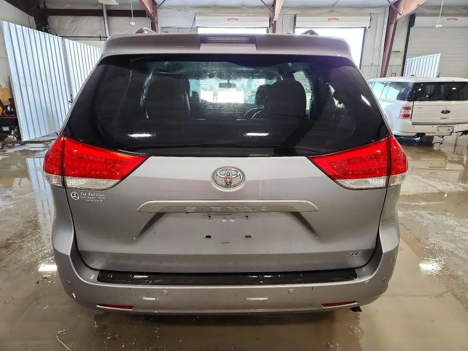 2013 TOYOTA SIENNA XLE 8-PASSENGER  