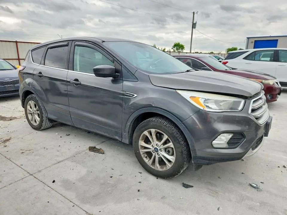 2017 FORD ESCAPE SE  