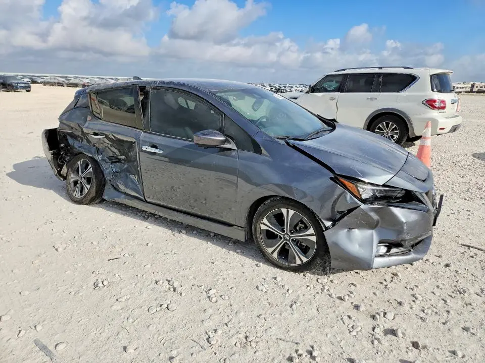2020 NISSAN LEAF SV  