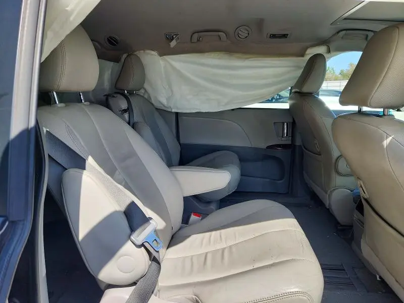 2014 TOYOTA SIENNA XLE 8-PASSENGER  