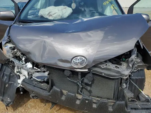 2017 TOYOTA SIENNA LE  