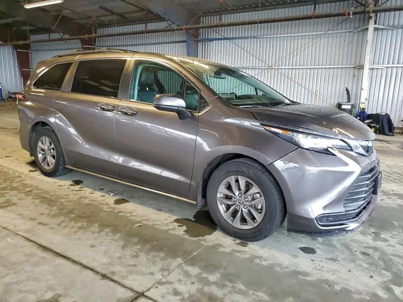 2022 TOYOTA SIENNA LE  