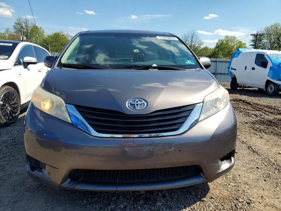 2013 TOYOTA SIENNA LE  