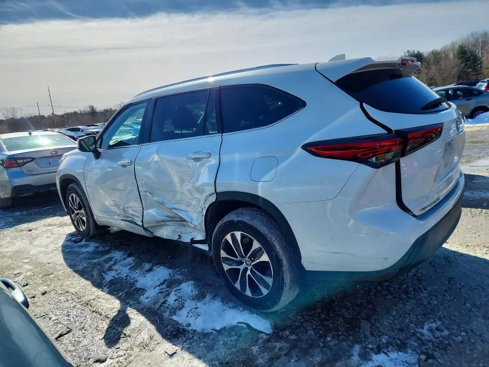 2021 TOYOTA HIGHLANDER XLE  