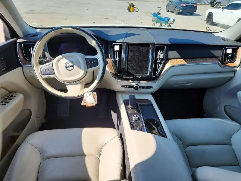 2022 VOLVO XC60 B5 MOMENTUM  